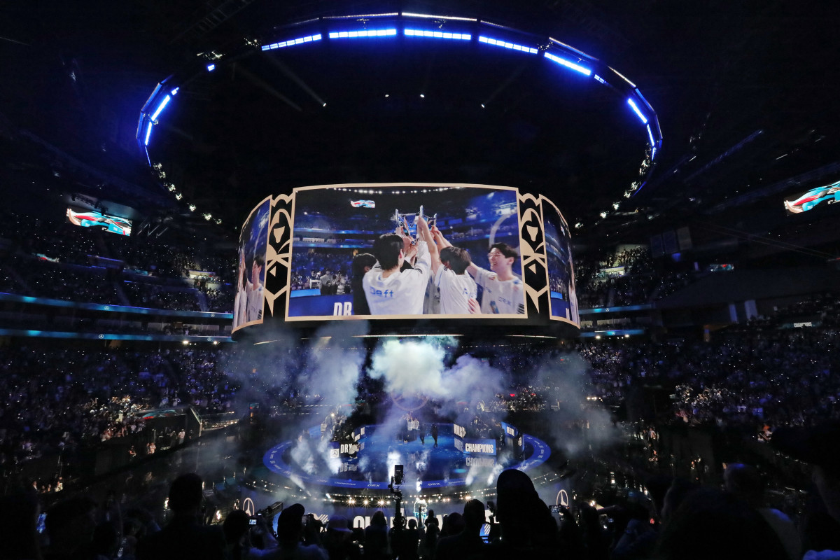SAN FRANCISCO, CALIFORNIA - NOVEMBER 05: Members of DRX celebrate after defeating T1 in the League of Legends World Championship Finals on November 05, 2022 in San Francisco, California.
